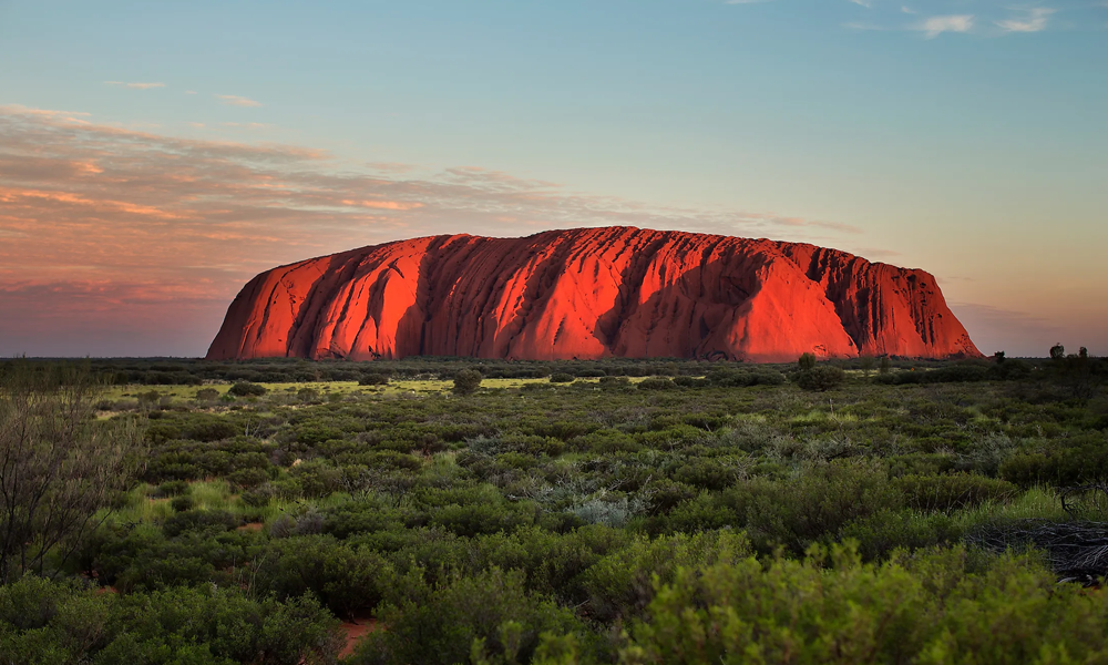 Uluru: Batu Merah yang Sakral di Pusat Australia